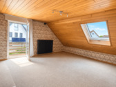 großes Schlafzimmer im Dachgeschoss mit Balkonzugang - 