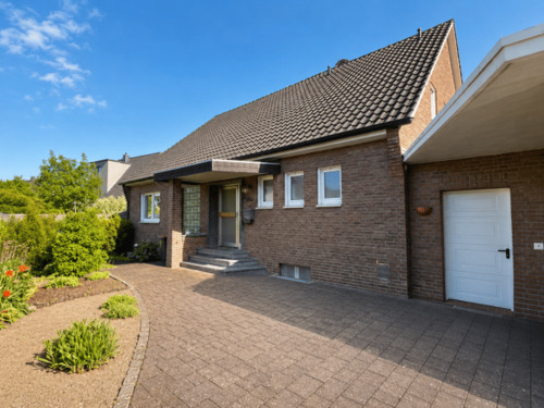 Eingangsansicht in zweiter Reihe - 7 Zimmer Einfamilienhaus in Gütersloh