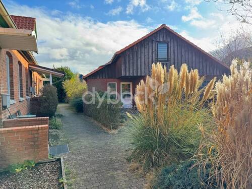 Zuwegung ehemaliges Stallgebäude rechts - 1 Zimmer Mehrfamilienhaus, Wohnhaus in Lüneburg / Rettmer