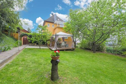 Rückansicht und Garten - Einziehen & wohlfühlen - Modernisiertes Zweifamilienhaus mit Wow-Effekt!