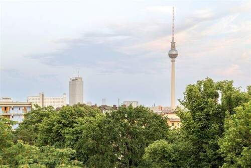 Blick Panoramafenster - Penthouse unique: oben die Sterne, unten Berlin, vorne der Weinbergspark