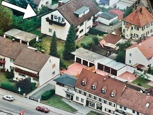 Vogelperspektive Gesamtansicht - Solide Dachgeschosswohnung mit Balkon, Garage & Entwicklungspotenzial in Ochenbruck!
