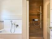 Mit Dusche und Wanne - 