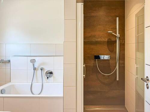 Mit Dusche und Wanne - 