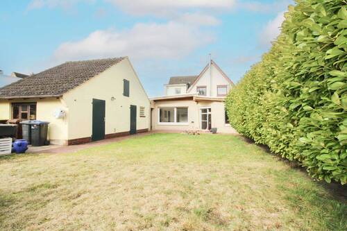 Hinten - 5 Zimmer Einfamilienhaus zum Kaufen in Bremen