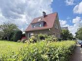 Hausansicht von Straße - Wohnen im südlichen Minden - 225.000,00&nbsp;EUR Kaufpreis, ca.&nbsp; 130,00&nbsp;m&sup2;&nbsp;Wohnfl&auml;che