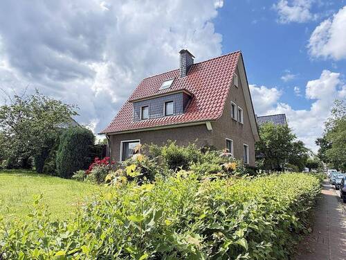 Hausansicht von Straße - Wohnen im südlichen Minden - 225.000,00&nbsp;EUR Kaufpreis, ca.&nbsp; 130,00&nbsp;m&sup2;&nbsp;Wohnfl&auml;che
