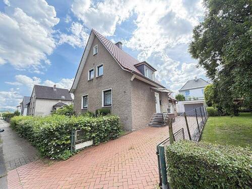 Hauseingangsseite mit Hofeinfahrt - 6 Zimmer Mehrfamilienhaus, Wohnhaus zum Kaufen in Minden