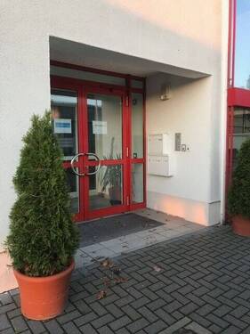 Eingang Büro/Verwaltungstrackt - Ihr neuer repräsentativer Firmensitz mit großer Lager-Produktionsfläche erwartet Sie
