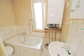 Bad mit Wanne im OG (Vorderhaus) - 