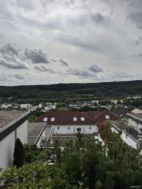 Ausblick(2) - Familienfreundliche 5-Zimmer-Wohnung mit Terrasse, Pool und traumhafter Aussicht