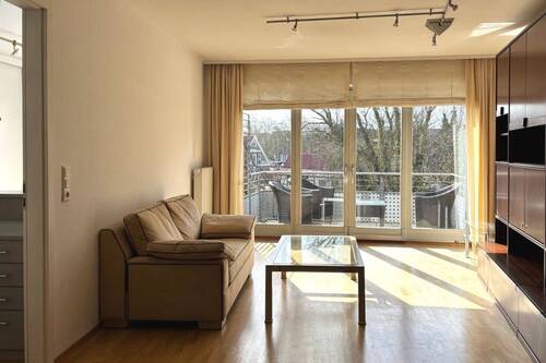 Wohnzimmer - Beste Lage mit Traveblick - 349.000,00&nbsp;EUR Kaufpreis, ca.&nbsp; 65,00&nbsp;m&sup2;&nbsp;Wohnfl&auml;che