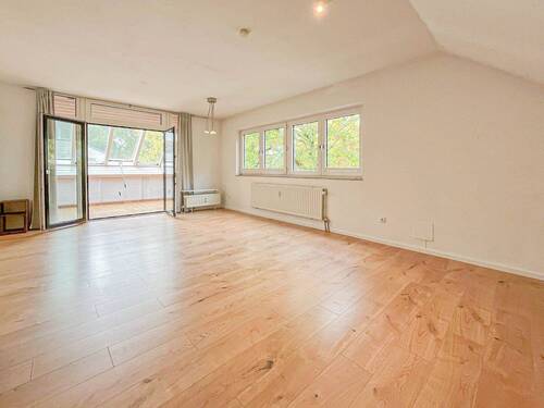 Wohnzimmer mit Balkon - 