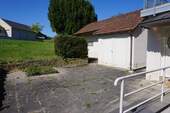 Hof mit alter Garage/Schuppen - 