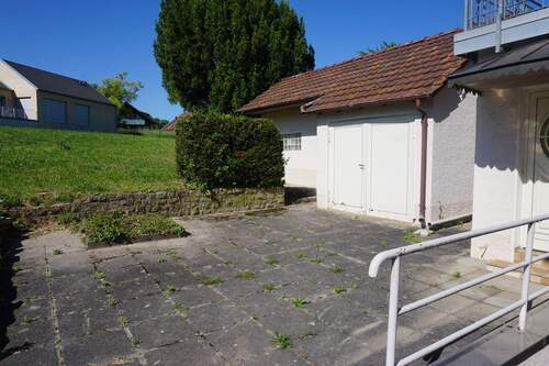 Hof mit alter Garage/Schuppen - 
