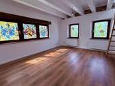 Zimmer im OG mit Treppe zur Empore - 