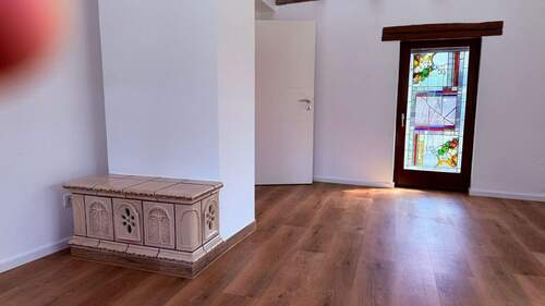 Zimmer mit Kachelofen im OG - 