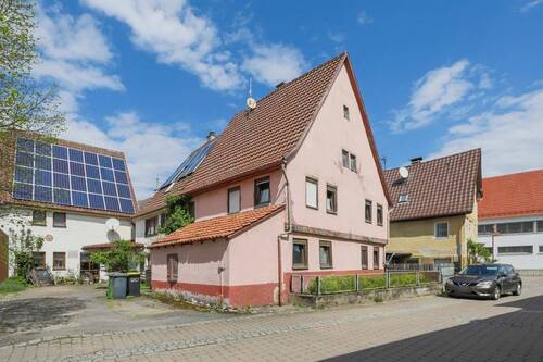 Straßenansicht - Ein Haus mit Geschichte - charmante Doppelhaushälfte im Herzen von Wiernsheim!