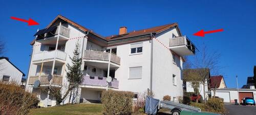 B 4 - Hausansicht mit Pfeil.jpg - 3 Zimmer Etagenwohnung in Bad Emstal