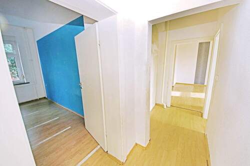 Flur mit Blick in das Schlafzimmer im EG - 