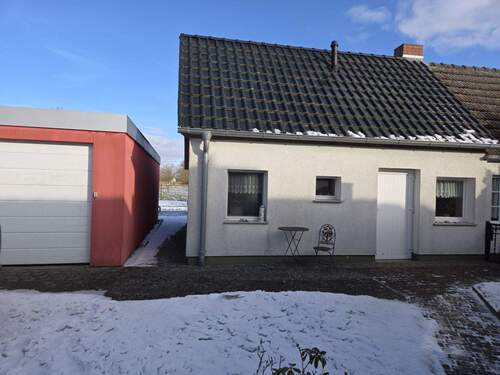 Garage und Nebengebäude - 4 Zimmer Doppelhaushälfte in Krien