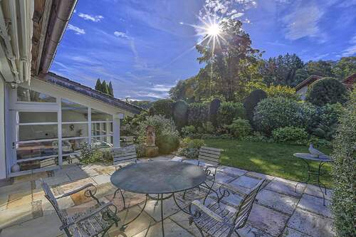 Einladender Terrassenbereich - Einfamilienhaus mit 152,00 m&sup2; in Pöcking zum Kaufen