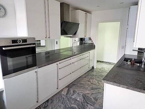 Einbauküche mit Geräten - Sanierte 5 ZKB Luxuswohnung mit Loggia und Garage