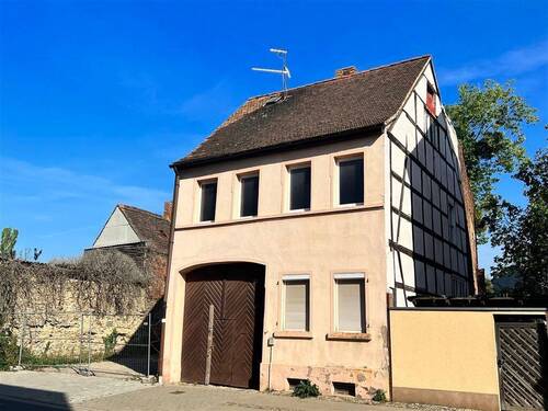 Strassenansicht 02 - Sanierungsbedürftiges Mehrfamilienhaus in der Altstadt von SchönebeckElbe bei Magdeburg