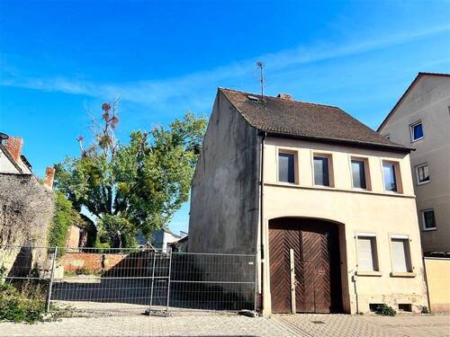 Strassenansicht 01 - 8 Zimmer Mehrfamilienhaus, Wohnhaus zum Kaufen in Schönebeck (Elbe)