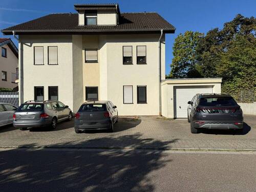 Straßenansicht - Krompholz Immobilien Schöne 3-Zimmer-Wohnung mit Balkon und KFZ-Stellplatz