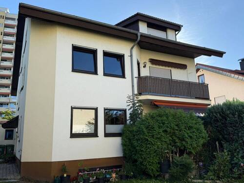 Hausansicht mit Balkon - 3 Zimmer Etagenwohnung zur Miete in Wiesloch