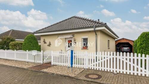 Außenansicht 1 - Einfamilienhaus im Bungalow-Stil - Wohnen auf einer Ebene mit Garten, Terrasse und Carport