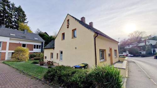 Straßenansicht - Geschichte mit Gegenwart verbinden -teilmodernisiertes Einfamilienhaus mit Baugrundstück.