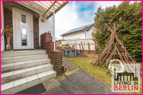 Hauseingang - Großes Grundstück - süßes Häuschen! So nutzen, anbauen oder neu bauen!