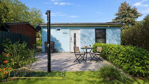 Terrassenansicht - KI-generiertes Sommerfeeling :-) - 2 Zimmer Bungalow in Stralsund