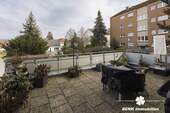 große Terrasse mit Zugang zum Garten - 
