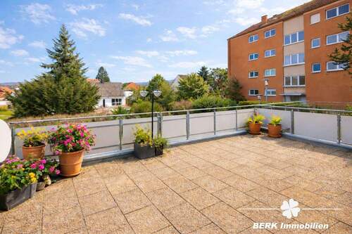KI generiertes Terrassenbeispiel - 3 Zimmer Etagenwohnung zum Kaufen in Aschaffenburg / Damm