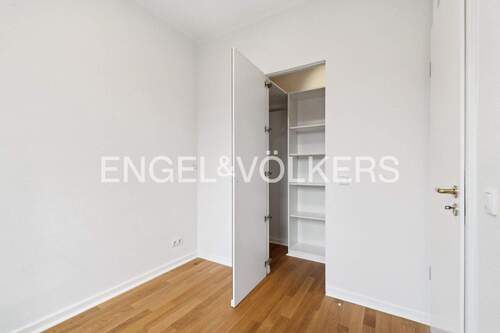 Schlafzimmer mit Einbauschrank - 