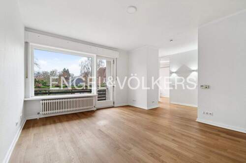 Wohnzimmer mit Zugang zur Loggia - 2 Zimmer Etagenwohnung in Berlin