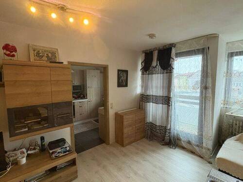 helle Fensterfront mit Balkontür - 