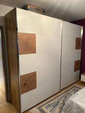 großer Kleiderschrank vorhanden - 