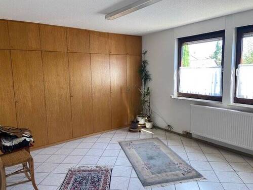 großzügiges Arbeitszimmer / zus. Zimmer im EG - 
