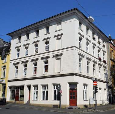 Hausfassade - 3 Zi. Wohnung für nette Mieterin nur mit Einkommensnachweis !