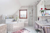 Badezimmer im Dachgeschoss - 