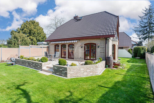 Gartenblick auf die Terrasse - 4 Zimmer Einfamilienhaus in Berlin