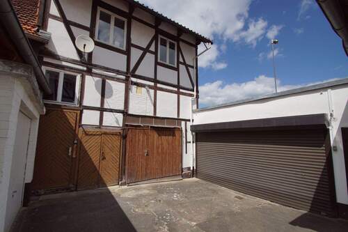 Hinterhaus mit Zufahrt - 