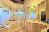 Edel gefliestes Wannenbad .. - 