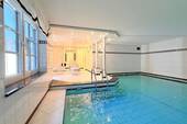 Schwimmbad mit Gegenstromanlage im Untergeschoss mit Zugang zum kleinen Zen-Garten - 