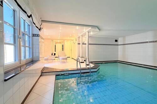 Schwimmbad mit Gegenstromanlage im Untergeschoss mit Zugang zum kleinen Zen-Garten - 
