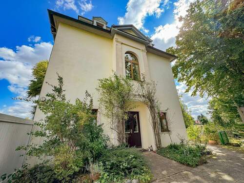 Seitenansicht des historischen Herrenhauses - 1 Zimmer Mehrfamilienhaus, Wohnhaus zum Kaufen in Wurzen